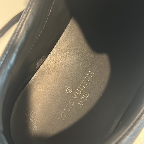 Size 11 in great shape . Bought at Louis store - Picture 6 of 8